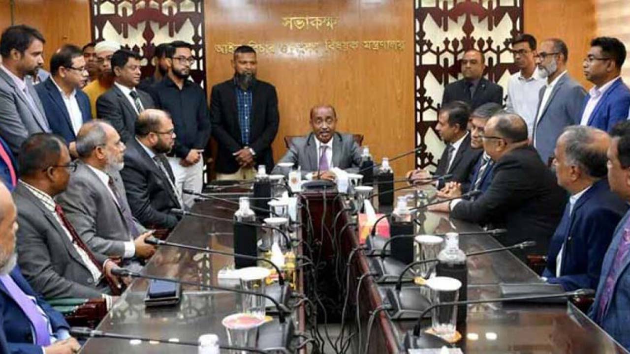 সচিবালয়ে আইন, বিচার ও সংসদ বিষয়ক মন্ত্রী মো: আসাদুজ্জামান