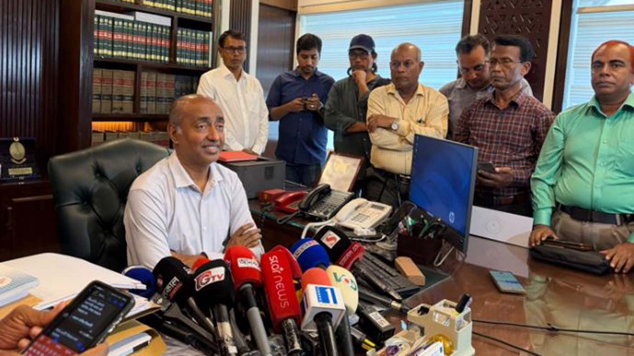 ব্রিফিংয়ে সাংবাদিকদের প্রশ্নের জবাব দিচ্ছেন আইনমন্ত্রী মো: আসাদুজ্জামান
