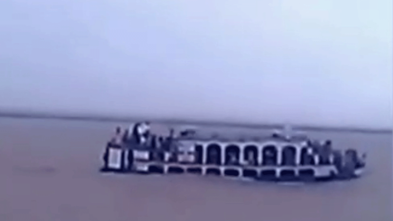 ডুবে যাওয়ার সময় লঞ্চ পিনাক