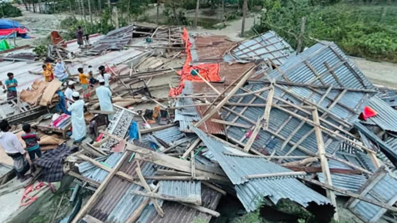 কালবৈশাখী আঘাতে বিধ্বস্ত লক্ষ্মীপুরের রামগতি উপজেলার সবুজ গ্রামের সিকদারপাড়া জামে মসজিদ