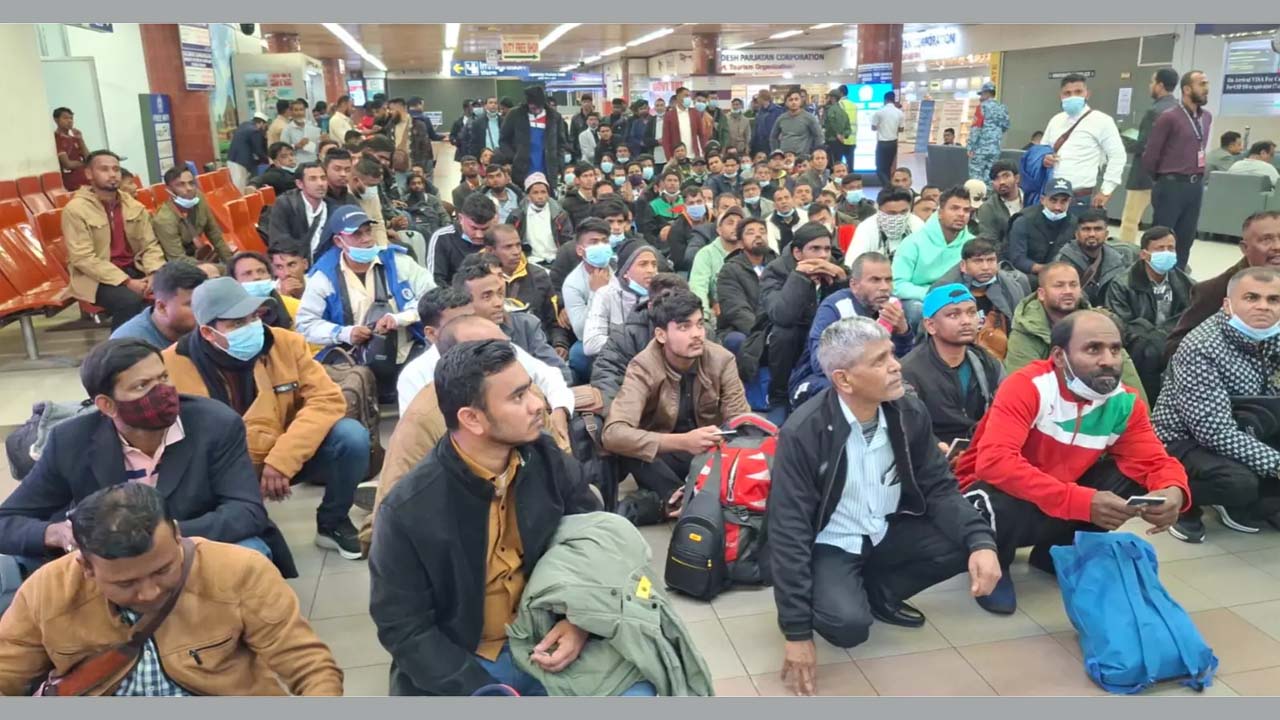 বিমানবন্দরে লিবিয়া থেকে ফেরত আসা বাংলাদেশীরা