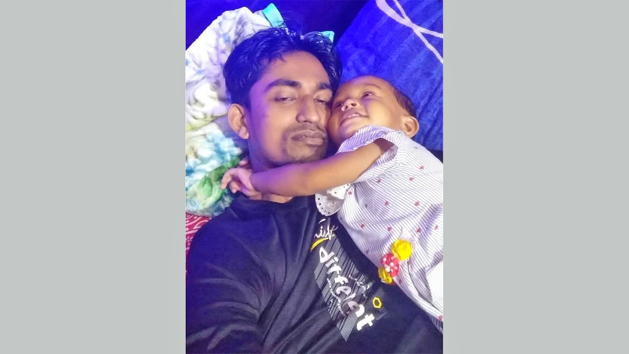 ছোট্ট মুসলিমা ইসলাম ও তার বাবা