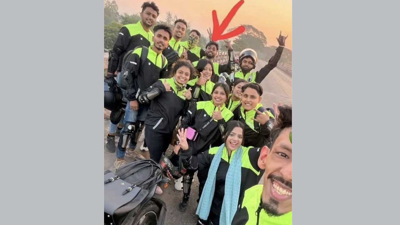 বন্ধুদের সাথে নিহত বাইকার সাকিবুল হাসান (তীর দ্বারা চিহ্নিত)