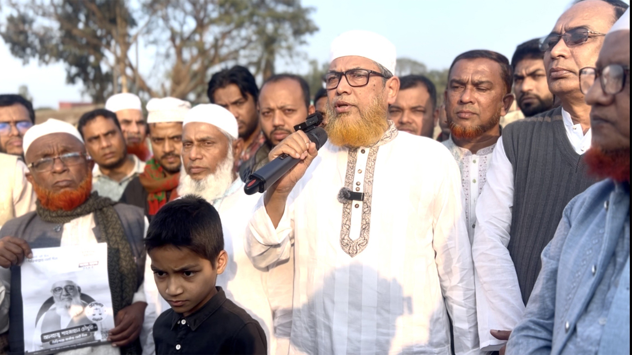 লোহাগাড়া উপজেলার পদুয়া এ সি এম উচ্চ বিদ্যালয় মাঠ পরিদর্শন করতে এসে সাংবাদিকদের সাথে কথা বলেন জামায়াতে ইসলামীর অ্যাসিস্ট্যান্ট সেক্রেটারি মুহাম্মদ শাহজাহান