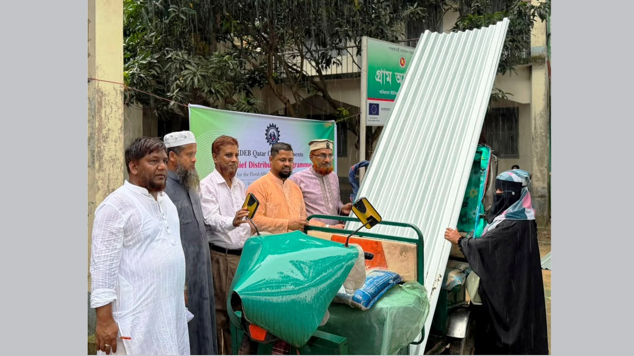 লোহাগাড়ায় বন্যাদুর্গতদের মাঝে আইডিইবি’র ঢেউটিন বিতরণ