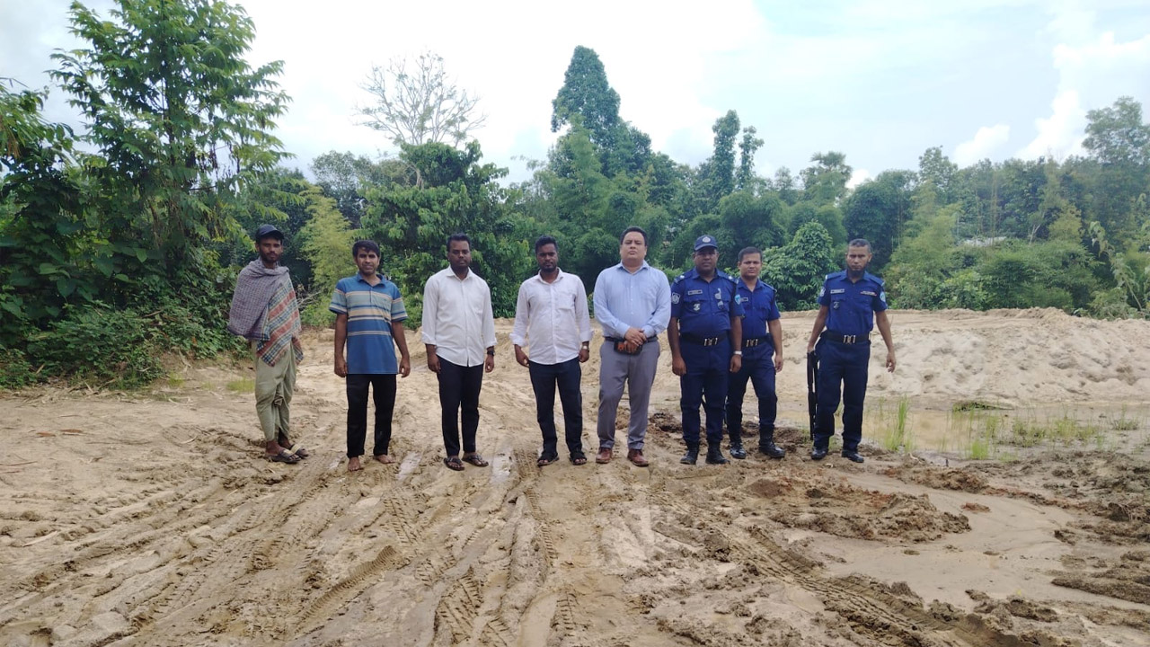 লোহাগাড়ায় অবৈধ বালু উত্তোলনের বিরুদ্ধে অভিযান