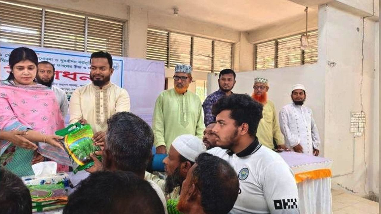 লোহাগড়ায় কৃষকদের মাঝে বিনামূল্যে বীজ ও সার বিতরণ