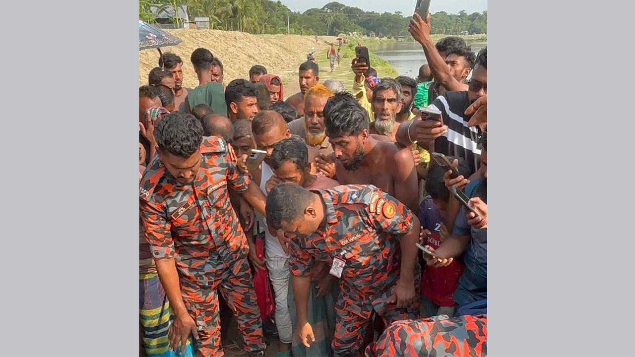 লোহাগড়ায় নবগঙ্গা নদীতে গোসলে গিয়ে নিখোঁজ শিশুর লাশ উদ্ধার
