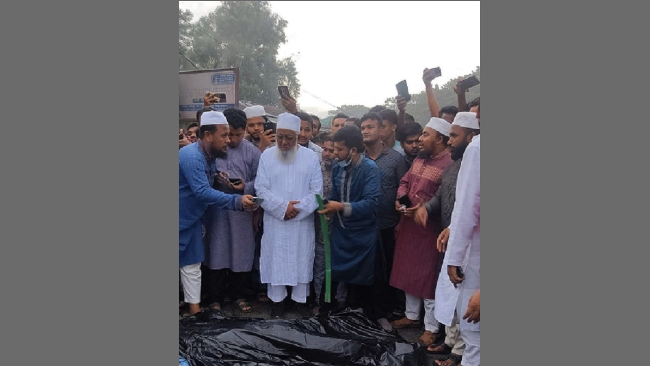লোহাগাড়ায় সড়ক দুর্ঘটনায় একই পরিবারের ৩ জন নিহত