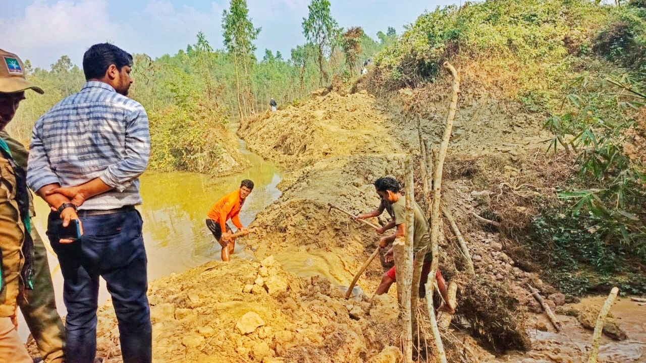 অবৈধ বাঁধ অপসারণ