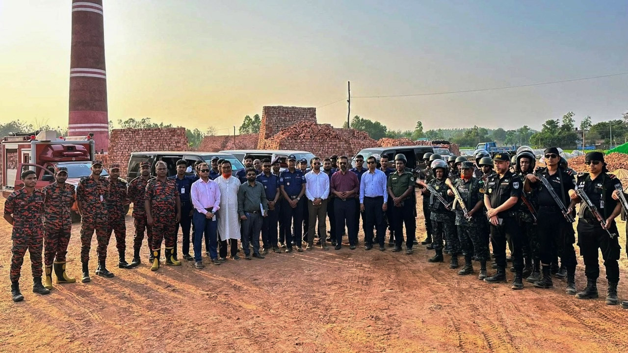 লোহাগাড়ায় ৫ ইটভাটায় অভিযান, ৩০ লাখ টাকা জরিমানা