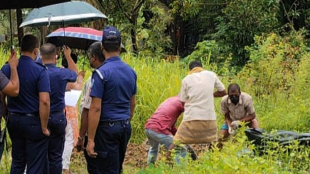 লোহাগাড়ায় ২১ দিন পর কবর থেকে মাদরাসা ছাত্রের লাশ উত্তোলন