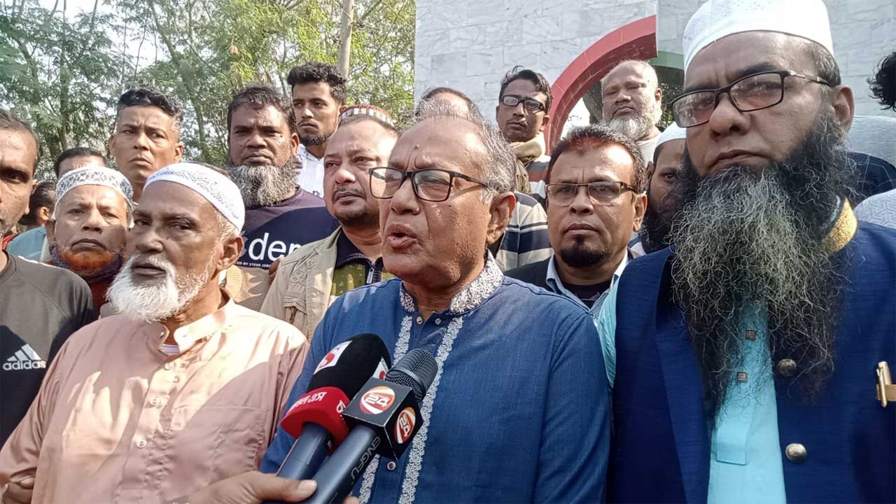 লৌহজং উপজেলার গোয়ালী মান্দ্রায় মুক্তিযুদ্ধ বিজয় স্তম্ভে বীর শহীদদের প্রতি নিবেদন শেষে সাংবাদিকদের সাথে কথা বলেন বিএনপির ভাইস চেয়ারম্যান ড. আসাদুজ্জামান রিপন