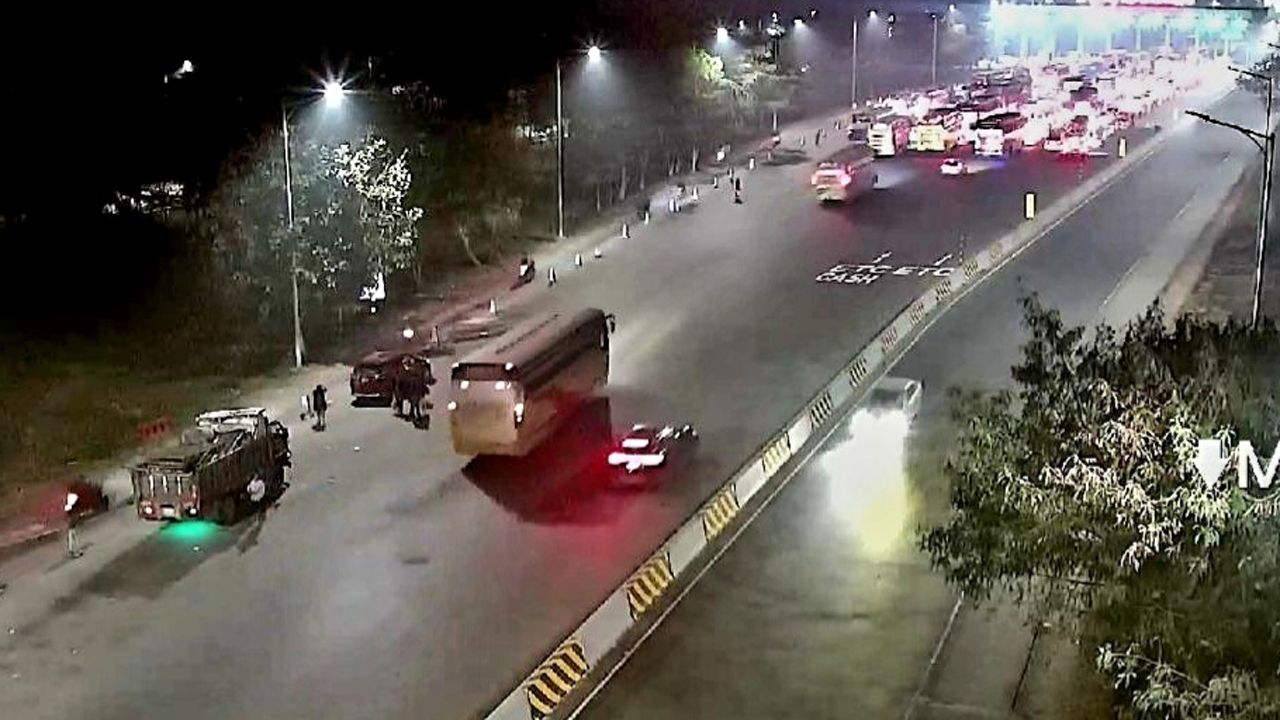 মাওয়া প্রান্তে পদ্মা সেতুর টোল প্লাজার দৃশ্য