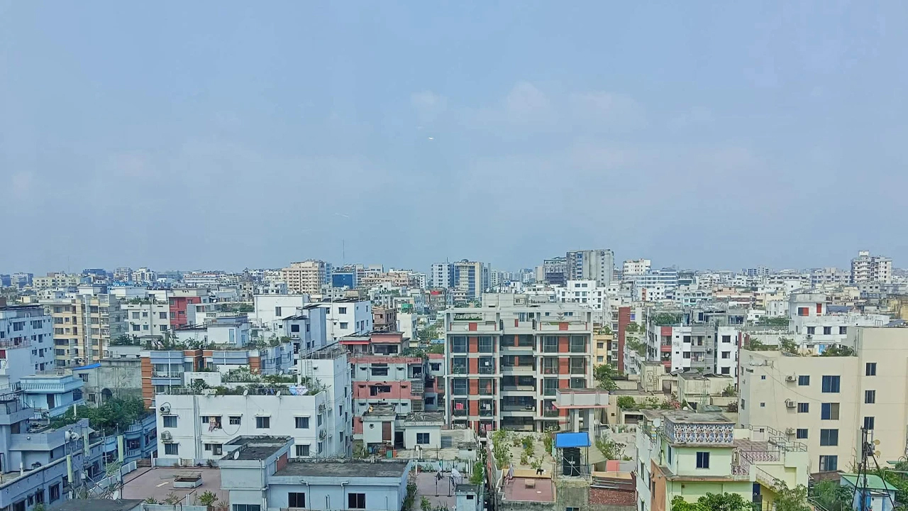 রাজধানীর আকাশে মেঘের আনাগোনা থাকলেও বৃষ্টির সম্ভাবনা কম