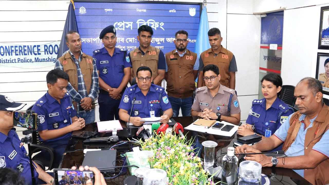 পুলিশের ব্রিফিং