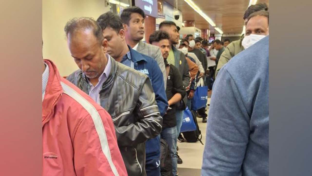 বুরাক এয়ারের একটি ফ্লাইটে লিবিয়ার বেনগাজী থেকে বাংলাদেশী নাগরিকদের দেশে ফিরিয়ে আনা হয়েছে
