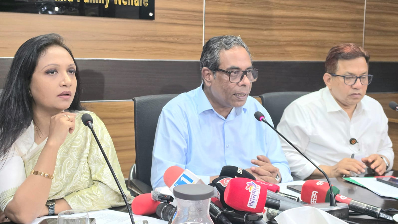 প্রতিবন্ধী অধিকার ও সেবা সুরক্ষা বিষয়ক সভায় বক্তব্য দিচ্ছেন স্বাস্থ্য প্রতিমন্ত্রী ড. এম এ মুহিত