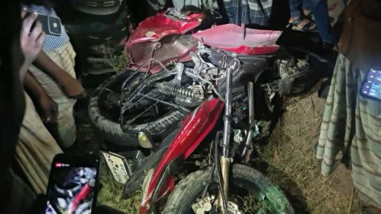 দুর্ঘটনাকবলিত মোটরসাইকেল