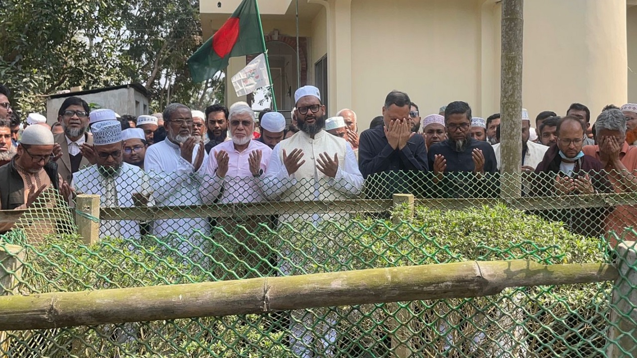 মানিকগঞ্জে শহীদ মীর কাসেম আলীর কবর জেয়ারত শেষে মোনাজাত করছেন ব্যারিস্টার আরমান