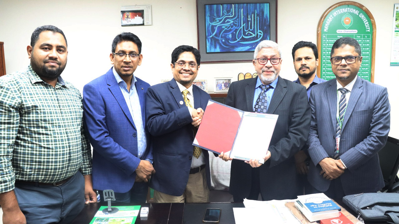 স্মারকটি মানারাত ইউনিভার্সিটির ভিসি ড. আবদুর রবের কাছে আনুষ্ঠানিকভাবে হস্তান্তর