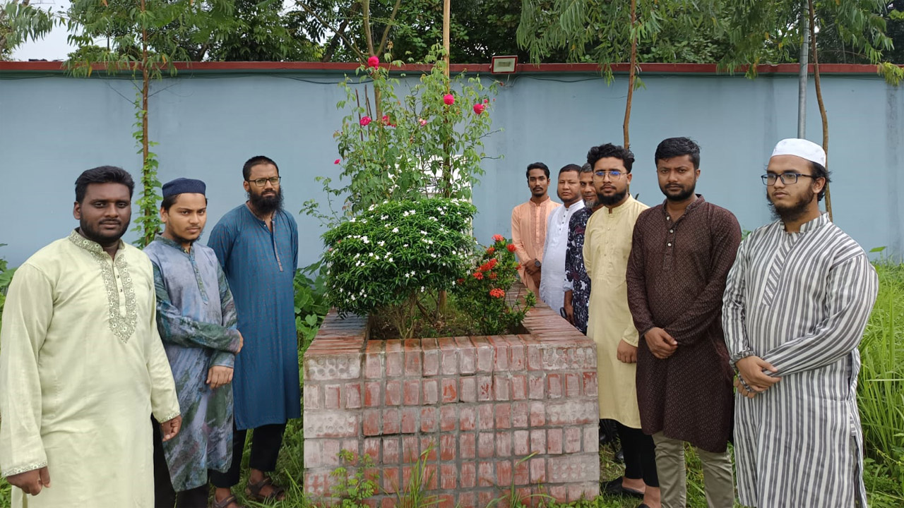 মানারাত ইউনিভার্সিটির ইইই ক্লাবের উদ্যোগে টাঙ্গাইলে শহীদ আহনাফের কবর জিয়ারত