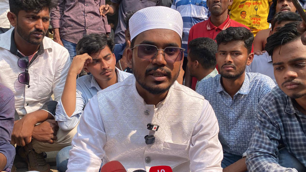 সংঘর্ষের একপর্যায়ে এমপি হান্নান মাসউদ ঘটনাস্থলের সড়কে অবস্থান নেন