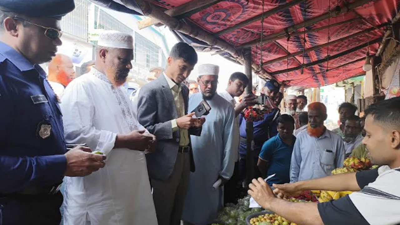 বাজার পরিদর্শনে মাওলানা আবুল কালাম আজাদ