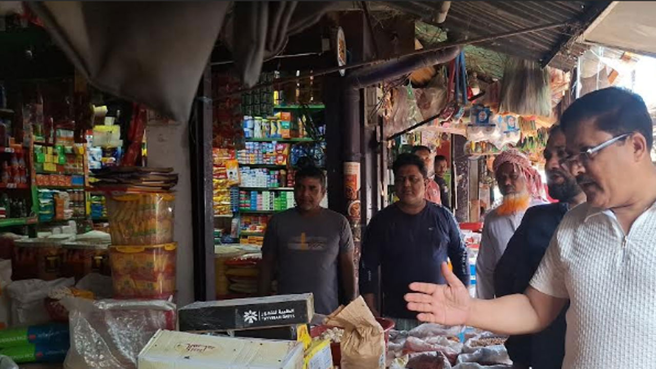 মাগুরায় পণ্যমূল্য নিয়ন্ত্রণে বাজার তদারকি করলেন এমপি মনোয়ার হোসেন খান
