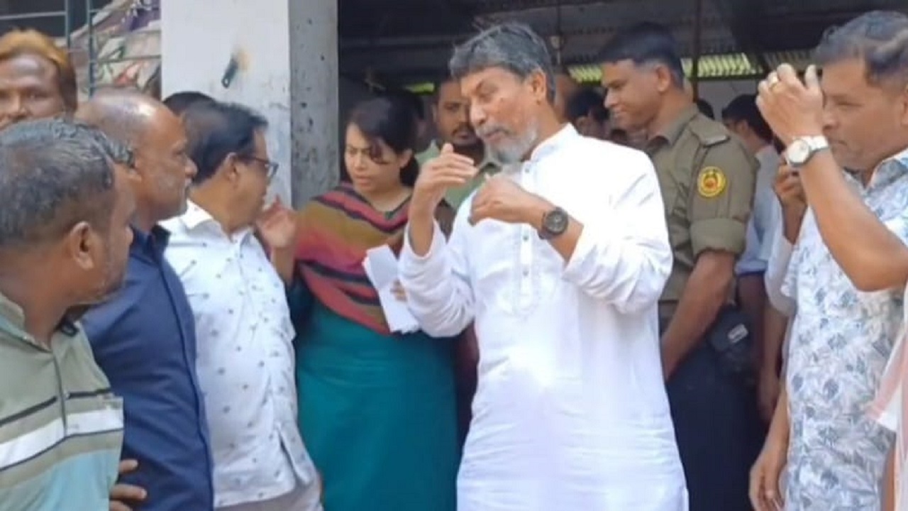 চাঁদাবাজ ধরতে গেটে তালা দিয়ে মাদারীপুর রেজিস্ট্রার অফিসে সংসদ সদস্যের অভিযান