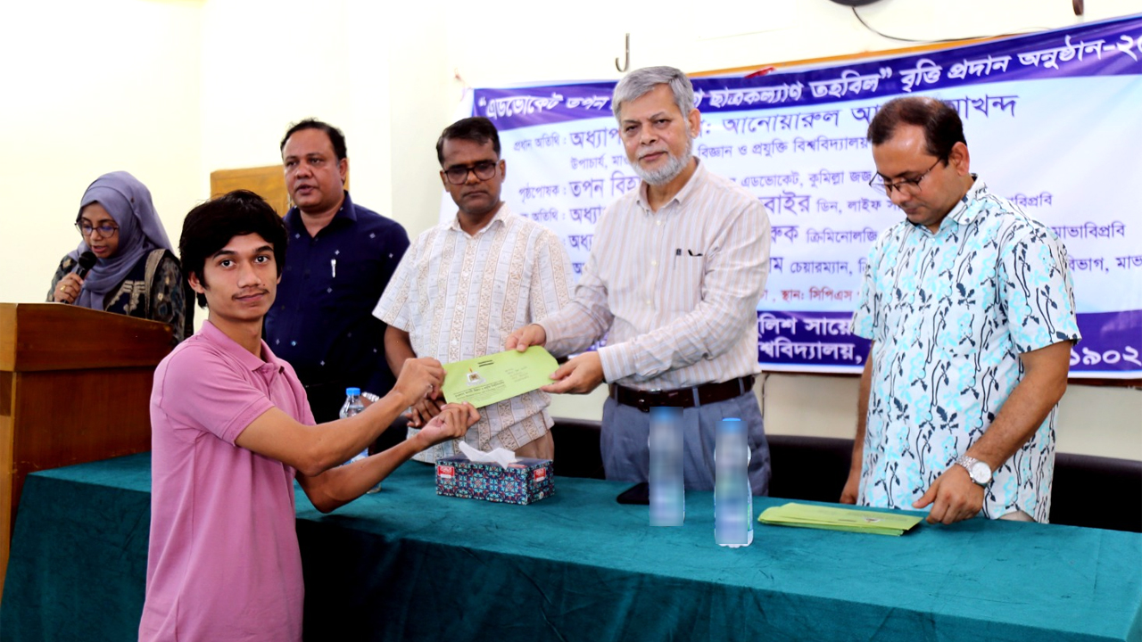 অনুষ্ঠানে শিক্ষার্থীদের প্রদান করছেন অতিথিরা