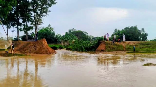 নদীর বাঁধ ভাঙন