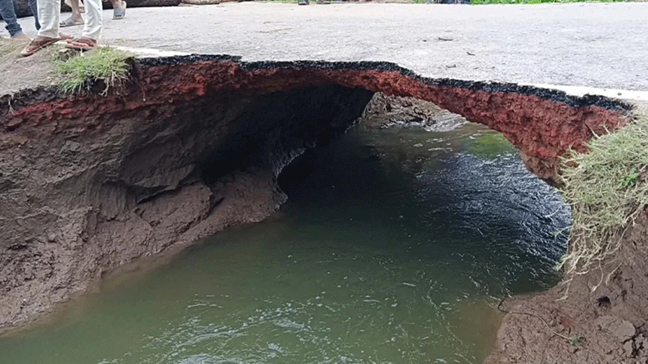 নালিতাবাড়ী সড়কের ধুরাইল বাজার এলাকা