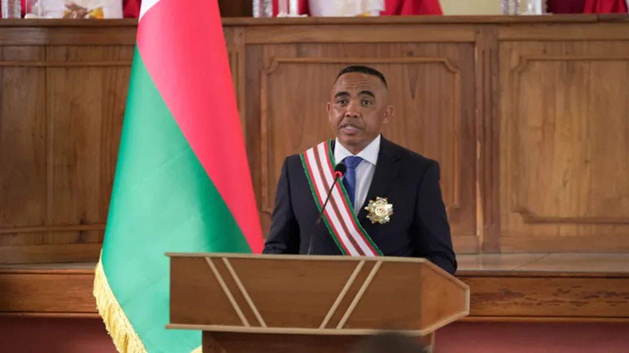 প্রেসিডেন্ট হিসেবে শপথ গ্রহণের পর কর্নেল মাইকেল রান্দ্রিয়ানিরিনা বক্তৃতা দিচ্ছেন