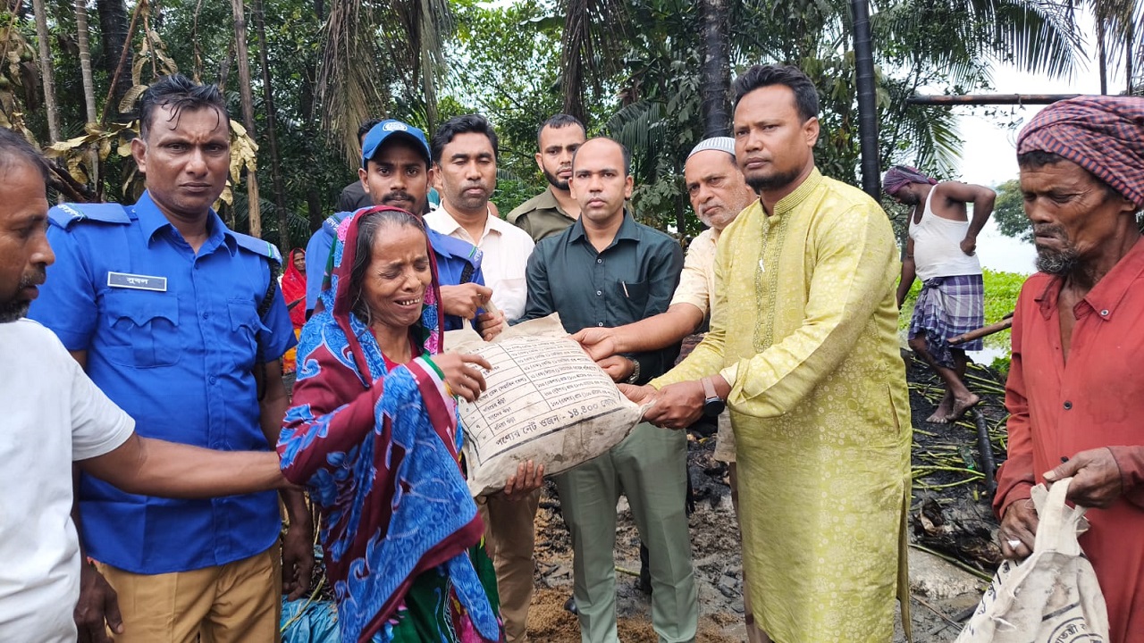 মদনে কৃষক পরিবারের পাশে দাঁড়ালেন ইউএনও