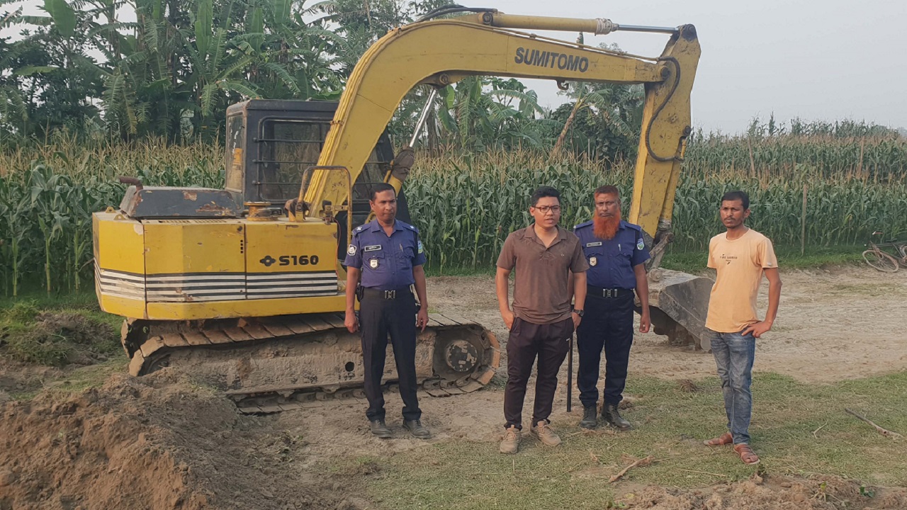 আনসার কমান্ডার পরিচয়ে মাদারগঞ্জে মাটি লুট, অভিযানে ভেকু ধ্বংস ও সরঞ্জাম জব্দ