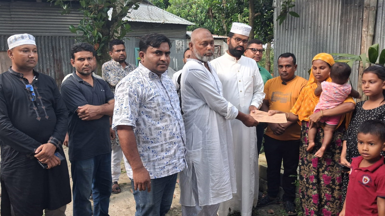 মাদারগঞ্জে আইপিএসের ব্যাটারি ও নগদ অর্থ বিতরণ