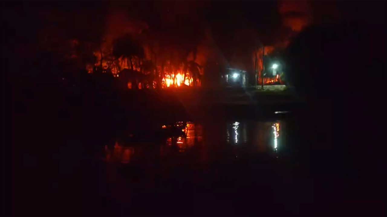 মাদারীপুর সদর উপজেলার নতুন মাদারীপুর এলাকায় হত্যাকাণ্ডের জেরে প্রতিপক্ষের একাধিক বসতঘরে আগুন দেয় জনতা