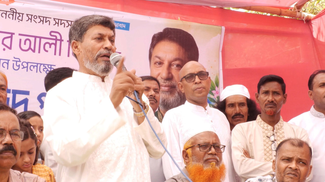 বক্তব্য রাখছেন মাদারীপুর-২ আসনের সংসদ সদস্য জাহান্দার আলী মিয়া