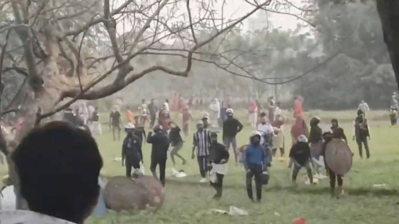 আধিপত্য বিস্তারকে কেন্দ্র করে সংঘর্ষ ও শতাধিক বোমা বিস্ফোরণ