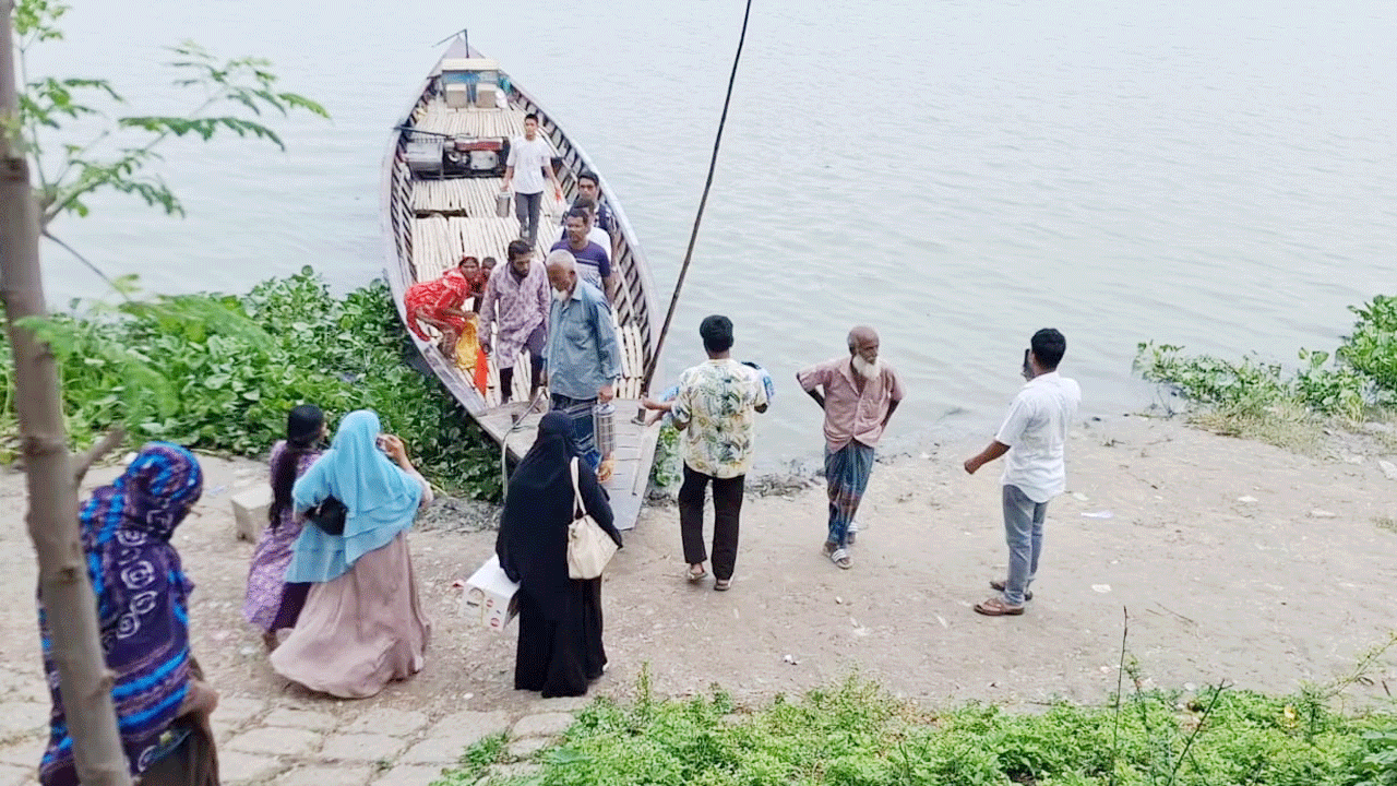 শিশুটিকে হাসপাতালে নেয়ার জন্য ট্রলারের অপেক্ষায় রয়েছেন তার স্বজন