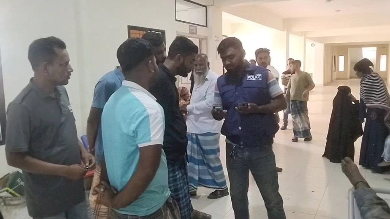 লাশসহ উপজেলা স্বাস্থ্য কমপ্লেক্সে পুলিশ