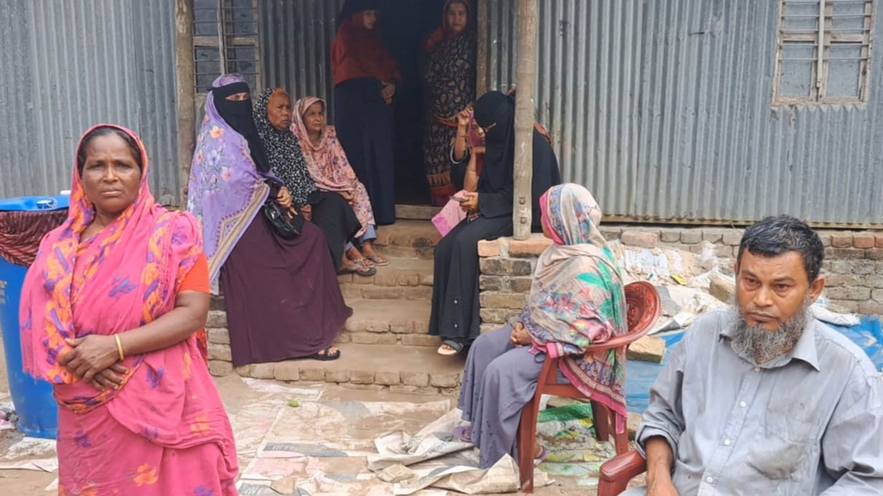 নিহত গিয়াস হাওলাদারের গ্রামের বাড়ি