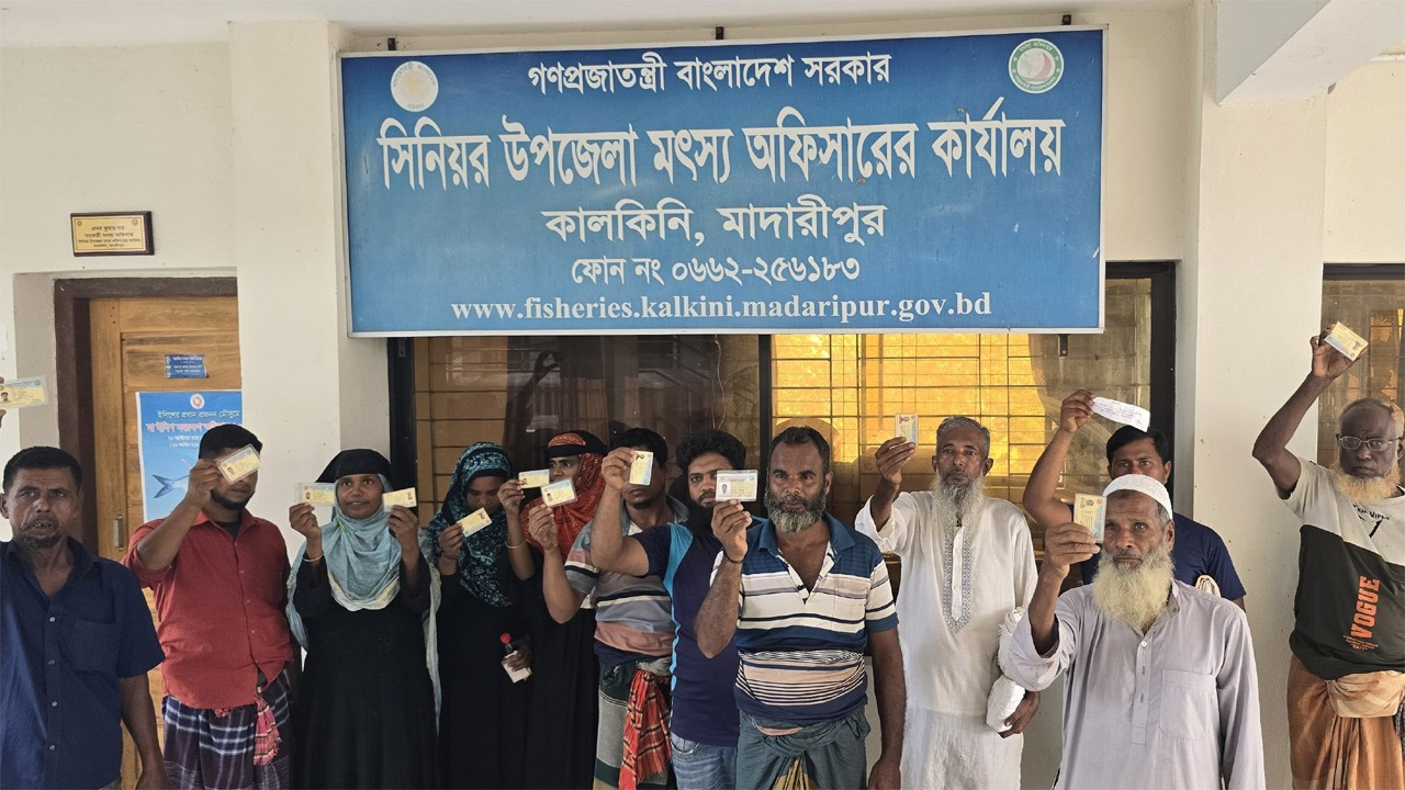 কালকিনিতে চাল বিতরণে অনিয়মের প্রতিবাদে জেলেদের বিক্ষোভ