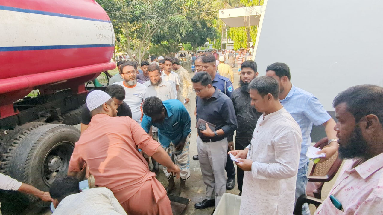 কৃষকদের মাঝে ন্যায্যমূল্যে ডিজেল বিতরণ