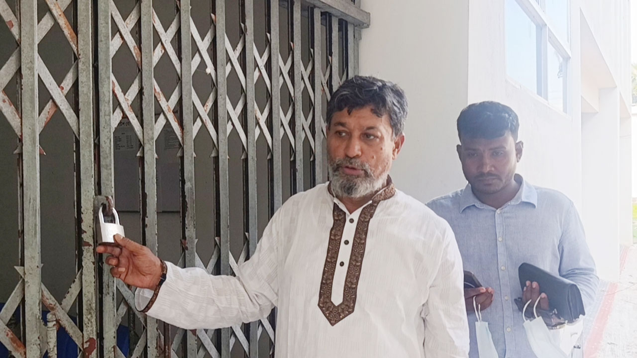 সরকারি হাসপাতালের প্রধান ফটক তালাবদ্ধ, বাইরে এমপি