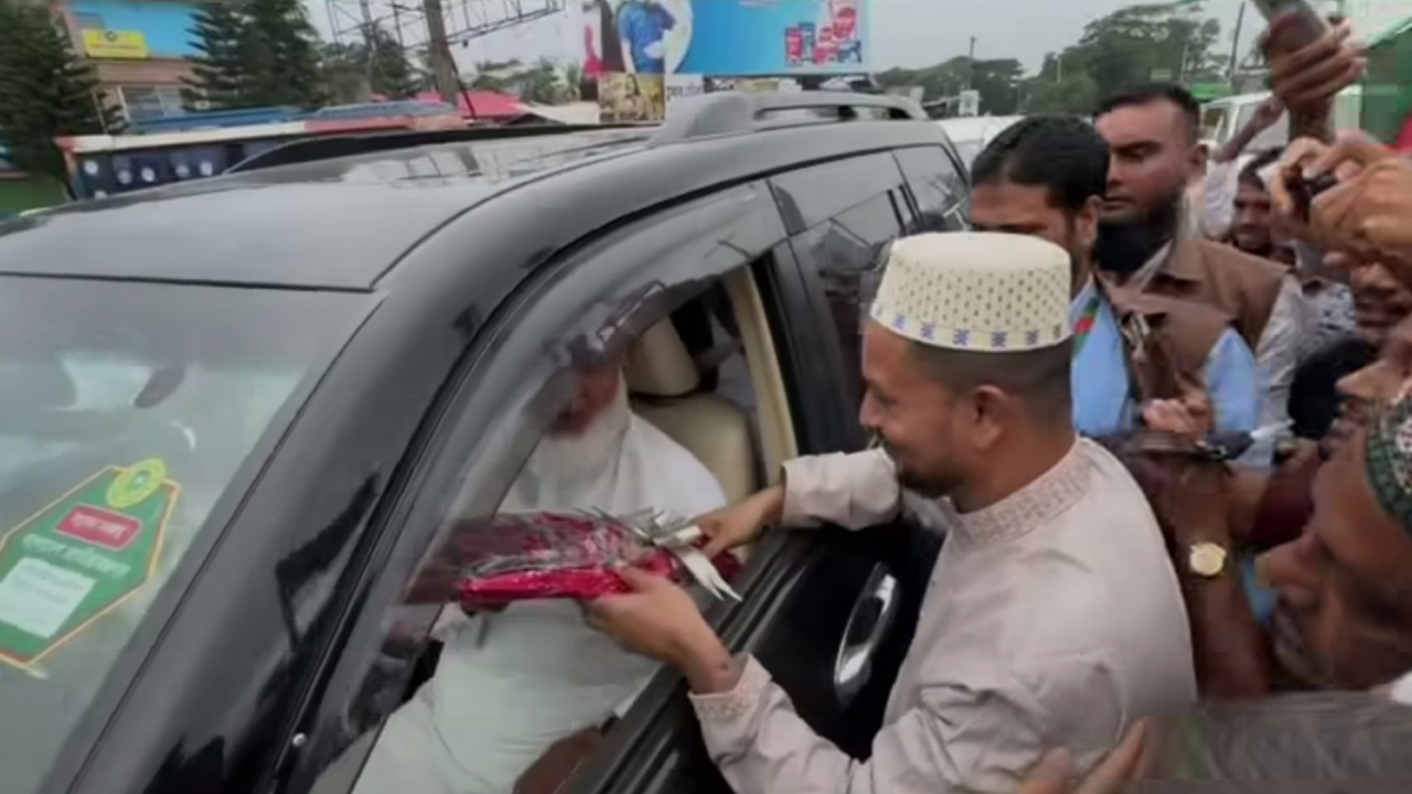 জামায়াত আমিরকে ফুলের শুভেচ্ছা