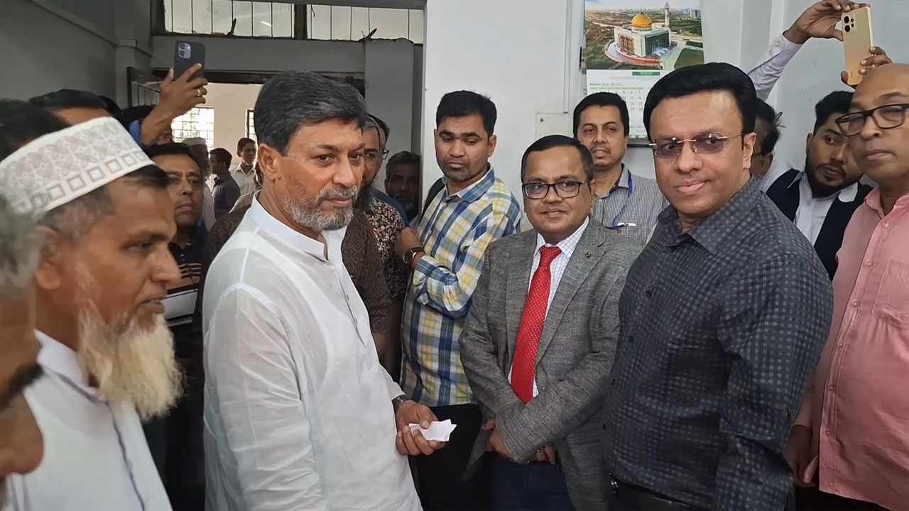 হাসপাতাল পরিদর্শনে মাদারীপুর-২ আসনের এমপি জাহান্দার আলী মিয়া