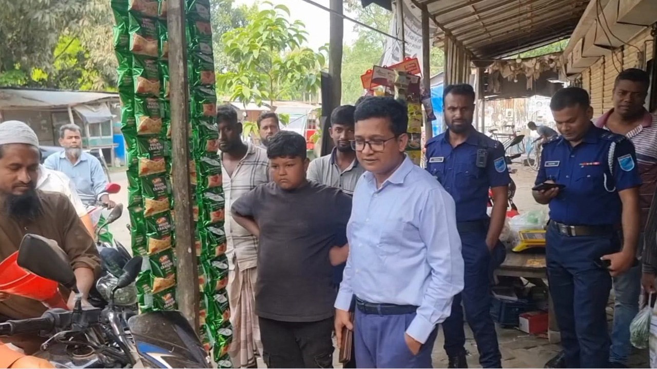 শিবচরে বেশি দামে পেট্রোল বিক্রির দায়ে দোকান মালিককে জরিমানা