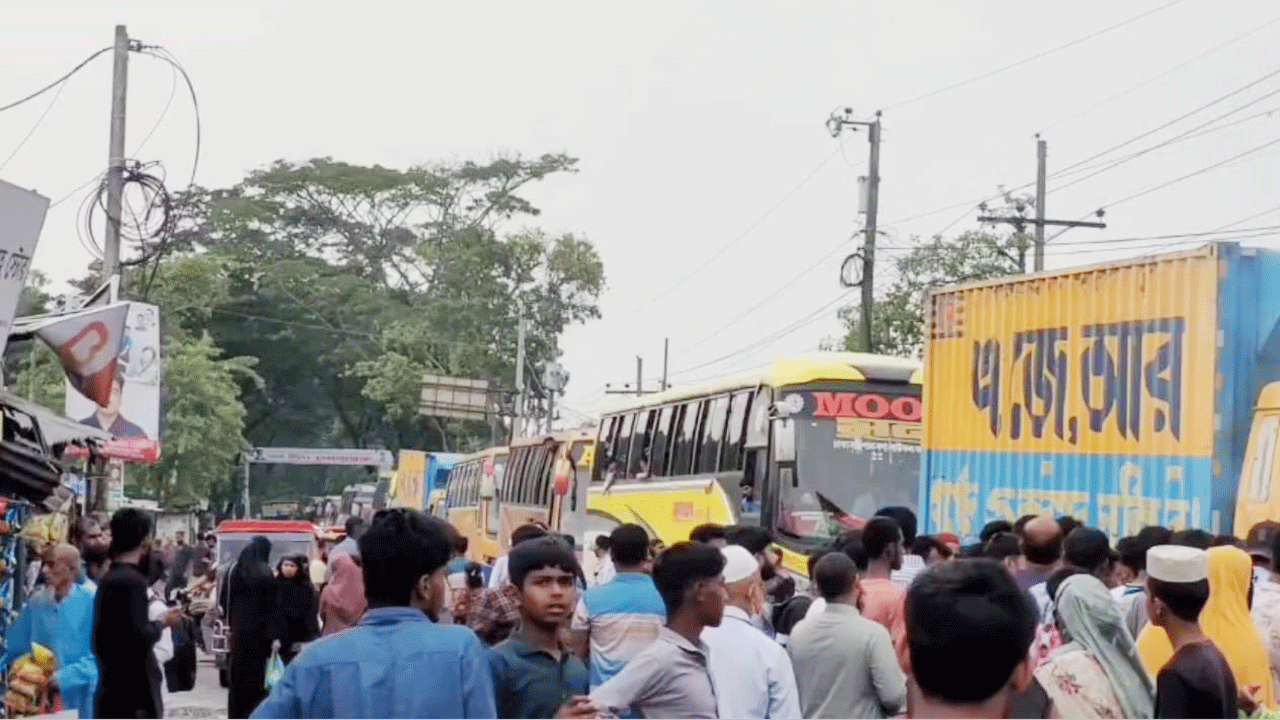 মহাসড়ক অবরোধ করে বিক্ষোভ করায় যানজটে আটকা পড়েছে বাস, ট্রাক